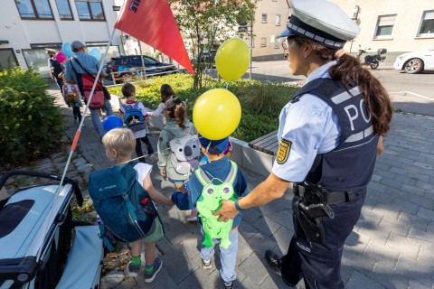 Sicherer Start: Erstklässler üben beim Verkehrssicherheitstraining den Schulweg