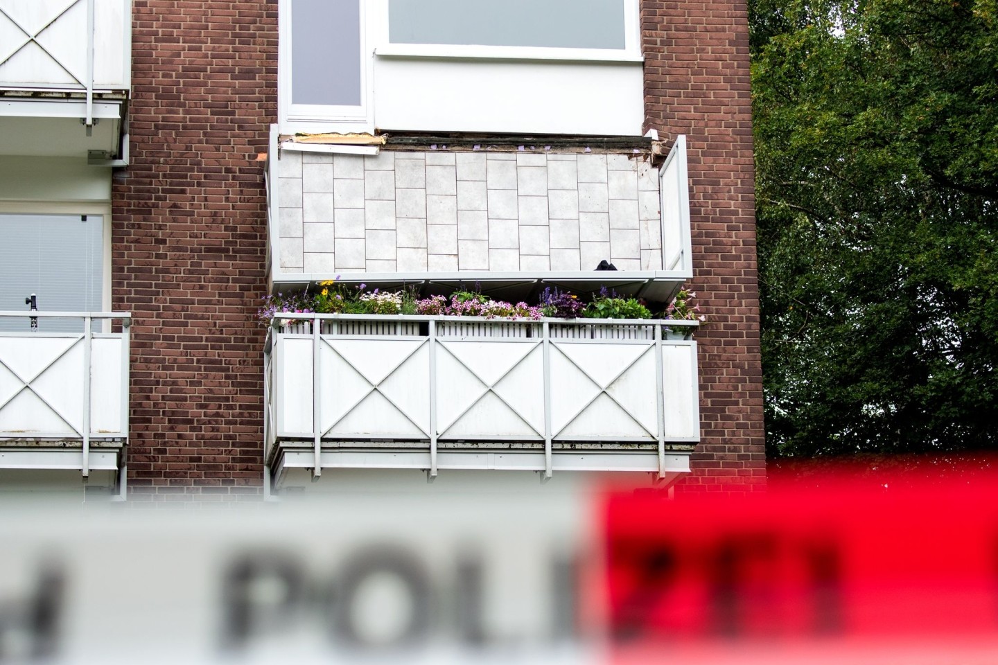 Der abgestürzte Balkon an einem Mehrfamilienhaus im Hamburger Stadtteil Langenhorn. Der zunächst in Lebensgefahr schwebende 27-Jährige hat nicht überlebt.