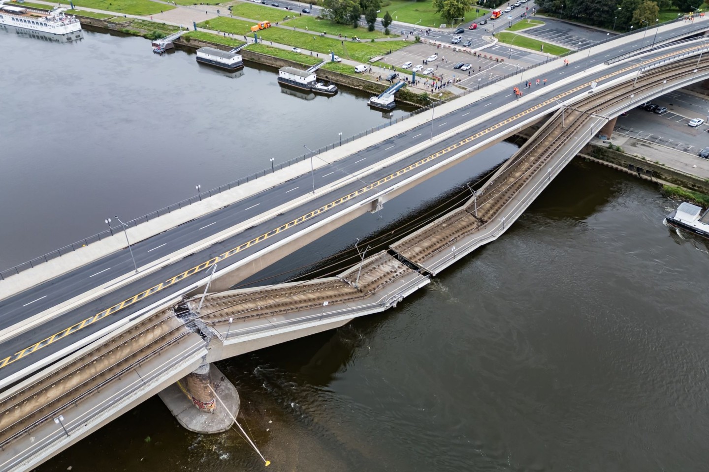 Weitere Teile der Brücke gelten als einsturzgefährdet.