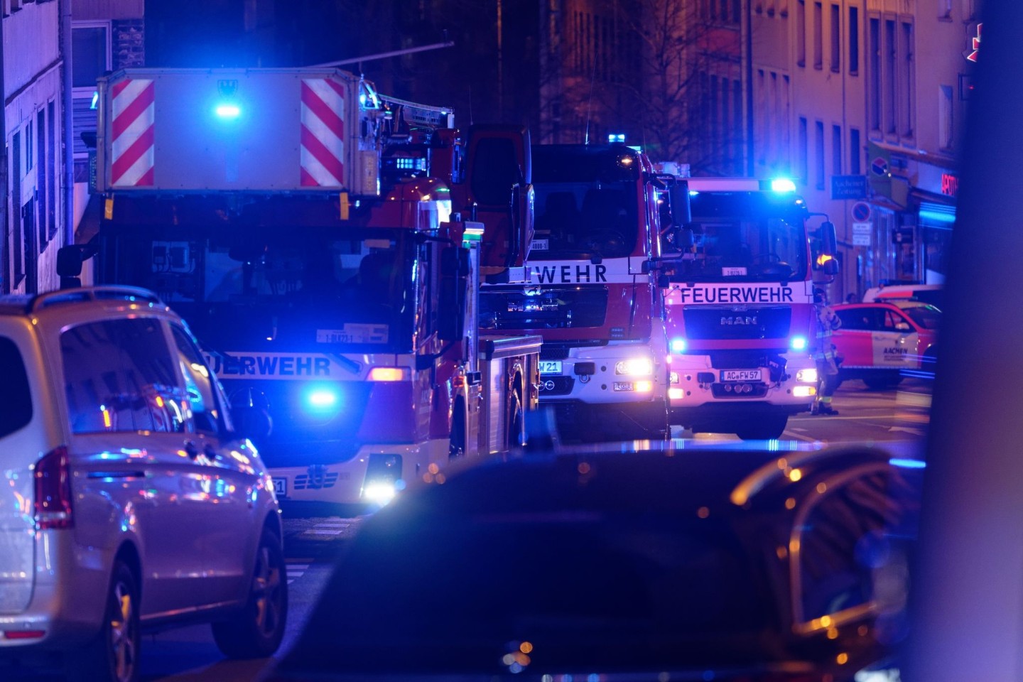 Nach einem Brand und einer Bedrohungslage zuckten stundenlang die Blaulichter der Einsatzfahrzeuge vor einer Klinik in Aachen. Nun hat vor dem Landgericht der Prozess gegen die mutmaßliche ...