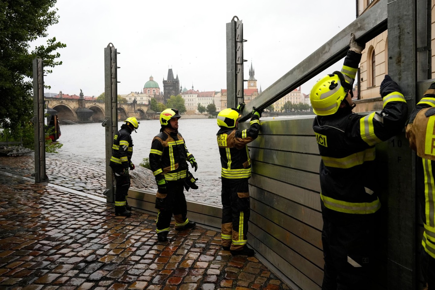 Feuerwehrleute in Tschechiens Hauptstadt Prag treffen Vorbereitungen angesichts vieler Regenmassen.