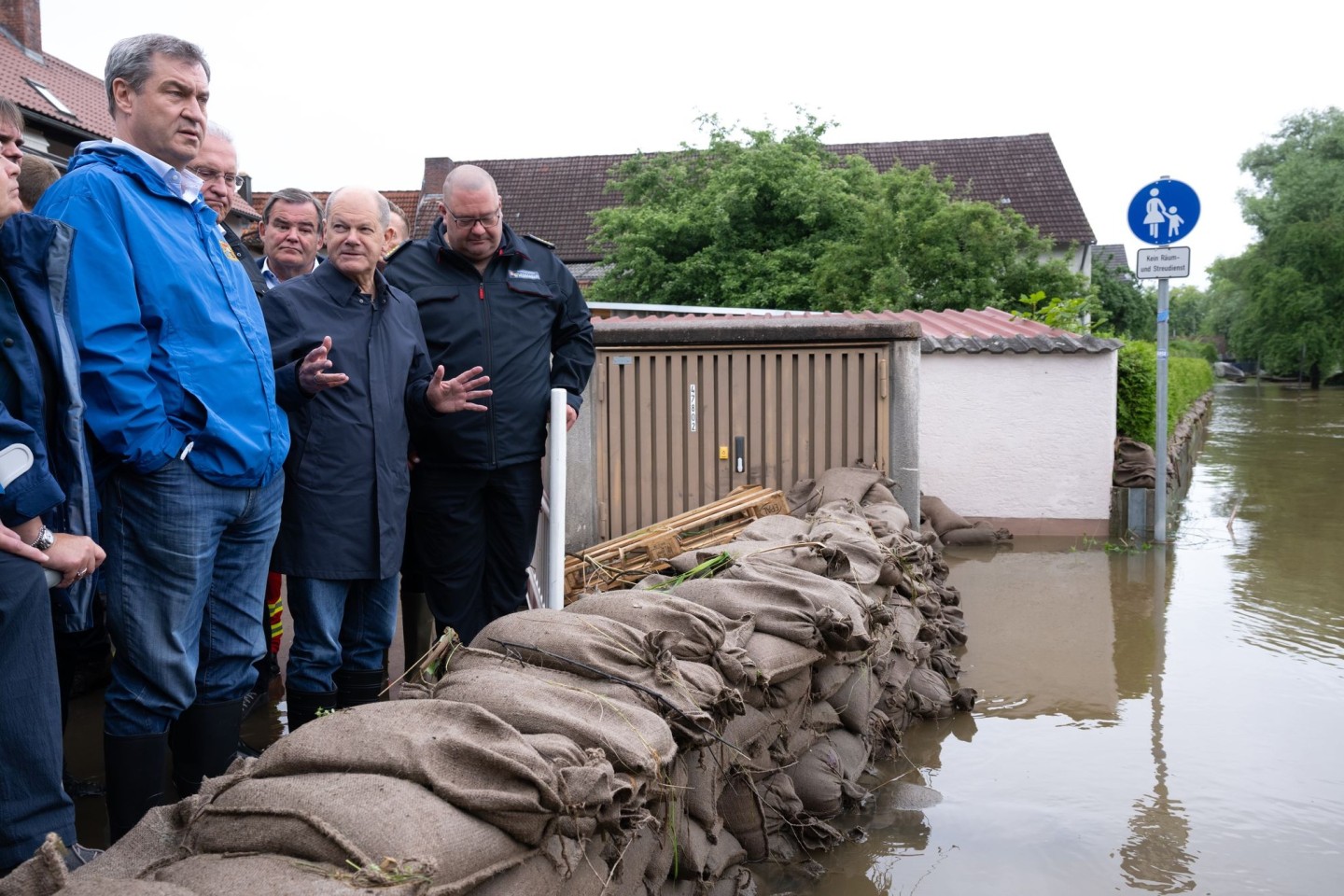 Aus bayerischer Sicht haben Bundespolitiker wie Olaf Scholz ihre Hilfsversprechen für die Hochwasseropfer im Freistaat nicht eingehalten. (Archivbild)