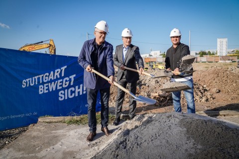 Bürgermeister Maier startet mit erstem Spatenstich den Bau des neuen Sportzentrums im NeckarPark