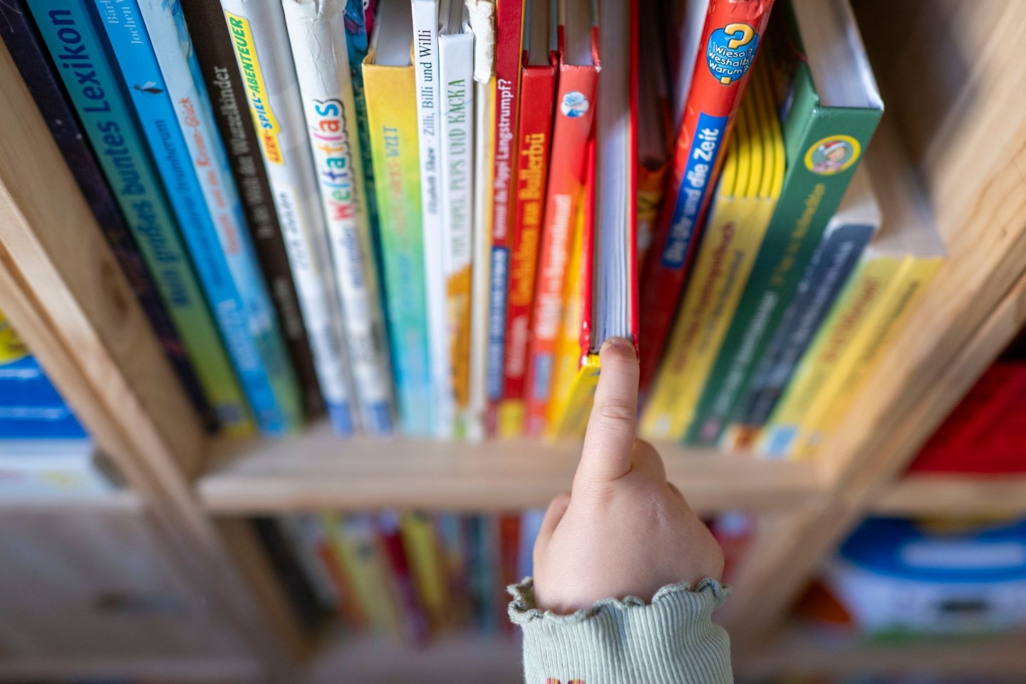 Bundesweit knapp ein Fünftel der ein- bis achtjährigen Kinder kennen das gemeinsame Schmökern mit den Eltern nicht. (Archivbild)