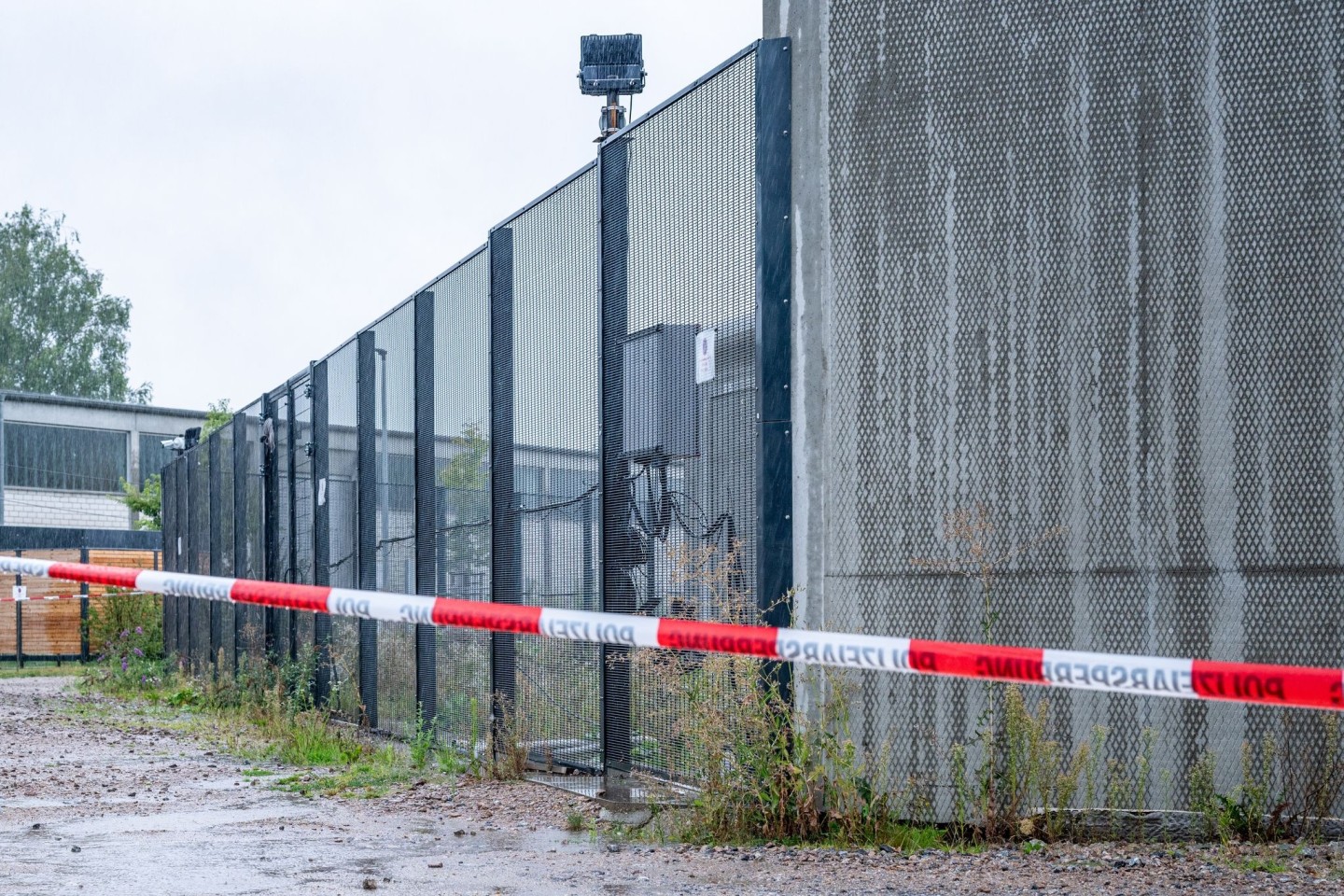 Vier Männer sind am Samstagabend im niederbayerischen Straubing aus einer geschlossenen Klinik entflohen. Laut Polizei laufen umfangreiche Fahndungsmaßnahmen.