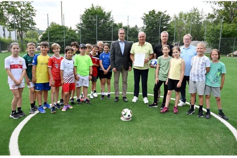 Sportbürgermeister Maier übergibt saniertes Kleinspielfeld mit neuem Kunstrasen an die SG Weilimdorf