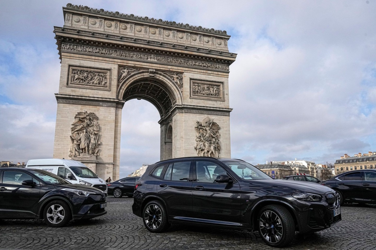 In Paris müssen Fahrer schwerer Autos nun deutlich mehr bezahlen. (Archivbild)