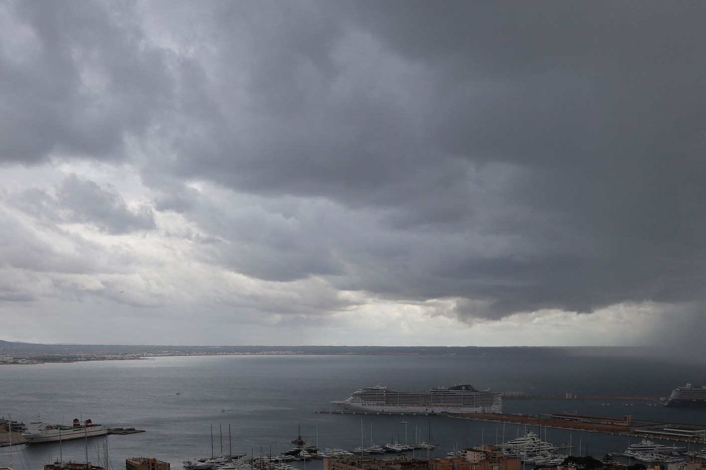  Für Mittwoch warnt der Wetterdienst Aemet vor heftigen Regenfällen sowie schweren Sturmböen und rief die Alarmstufe Orange aus.