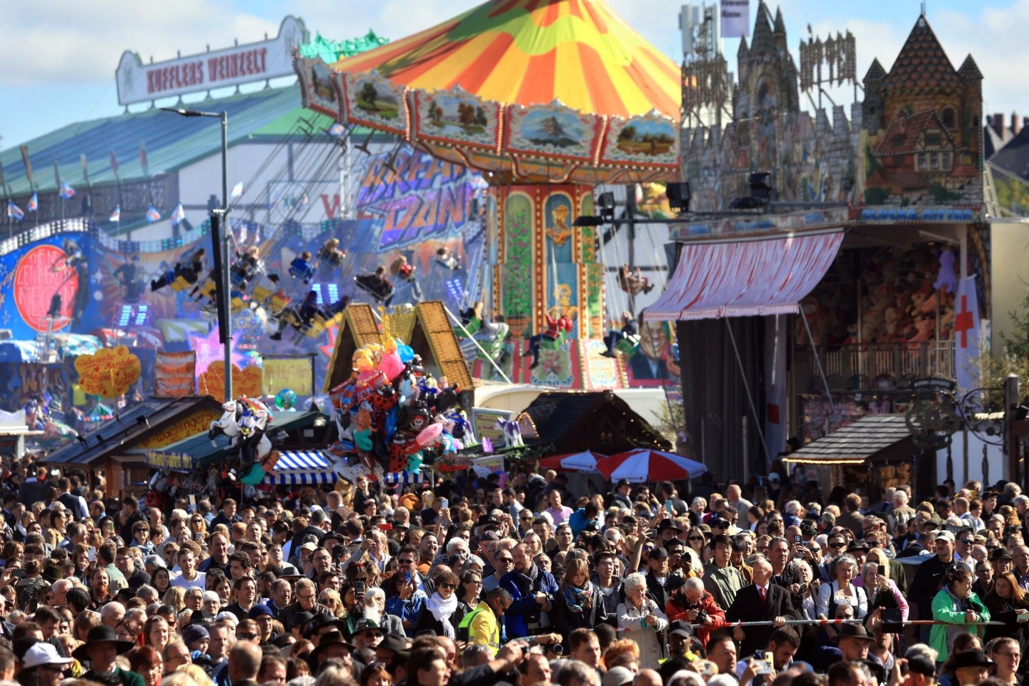 Dicht drängen sich die Wiesn-Gäste beim Platzkonzert zwischen den Zelten und Fahrgeschäften.